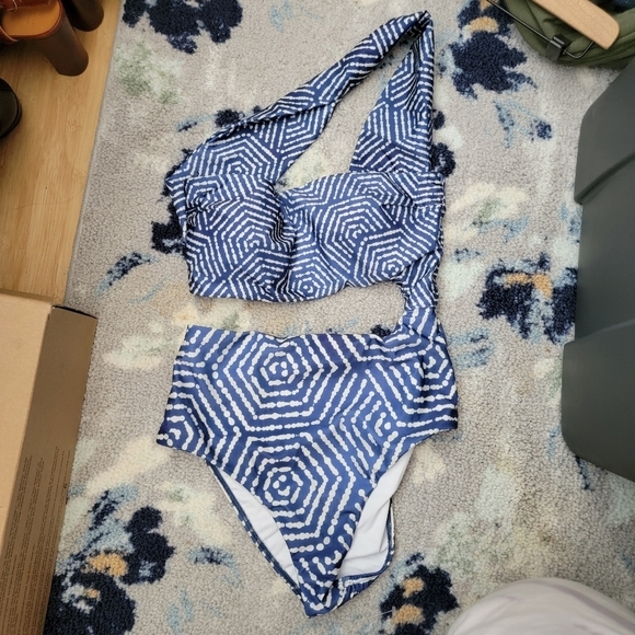 Averie Dilla Cut-out One Piece size M NWT - Picture 5 of 9